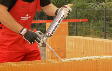 Jakie są zalety stosowania cienkospoinowej, suchej zaprawy do łączenia pustaków ceramicznych?