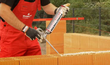 Jakie są zalety stosowania cienkospoinowej, suchej zaprawy do łączenia pustaków ceramicznych?