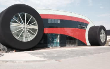 Vetrex dostarczył stolarkę do budynku-auta