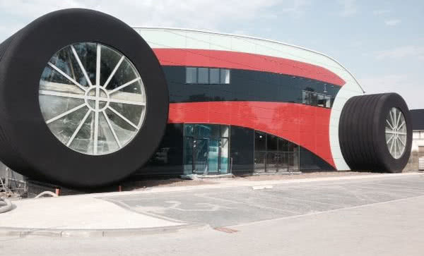 Vetrex dostarczył stolarkę do budynku-auta