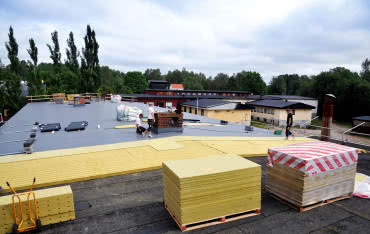 Jak zapewnić wentylację dachu płaskiego?