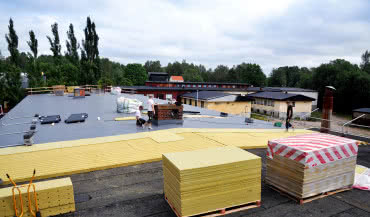 Jak zapewnić wentylację dachu płaskiego?