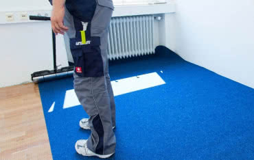 Jak położyć wykładzinę na panele bez kleju? Szybki i czysty montaż