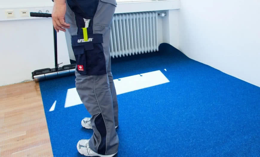 Jak położyć wykładzinę na panele bez kleju? Szybki i czysty montaż