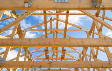 Wiązary czy więźba tradycyjna? Którą konstrukcję dachu wybrać?