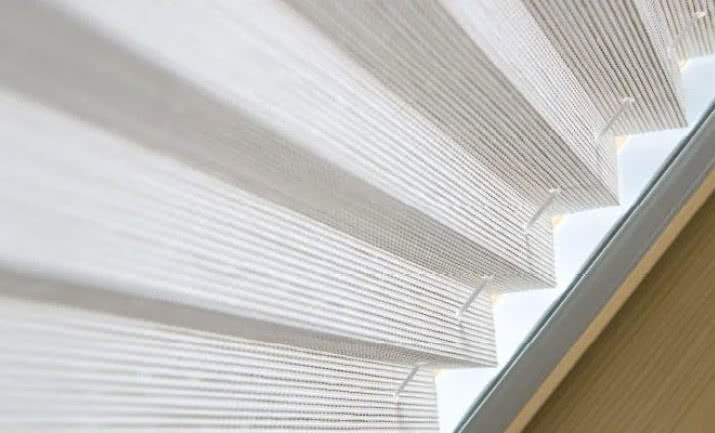 Czym wyczyścić i jak dbać o rolety materiałowe? 