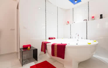 Wanna z hydromasażem do domu – na co zwrócić uwagę przed zakupem?