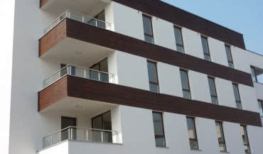 Wykończenie tynkiem modelowanym z imitacją deski elewacyjnej