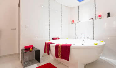 Wanna z hydromasażem do domu – na co zwrócić uwagę przed zakupem?