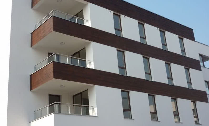 Wykończenie tynkiem modelowanym z imitacją deski elewacyjnej