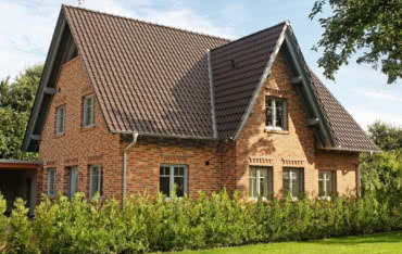 Brązowa kolorystyka pokryć dachowych