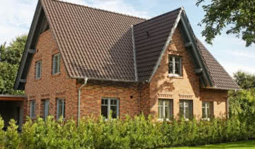 Brązowa kolorystyka pokryć dachowych