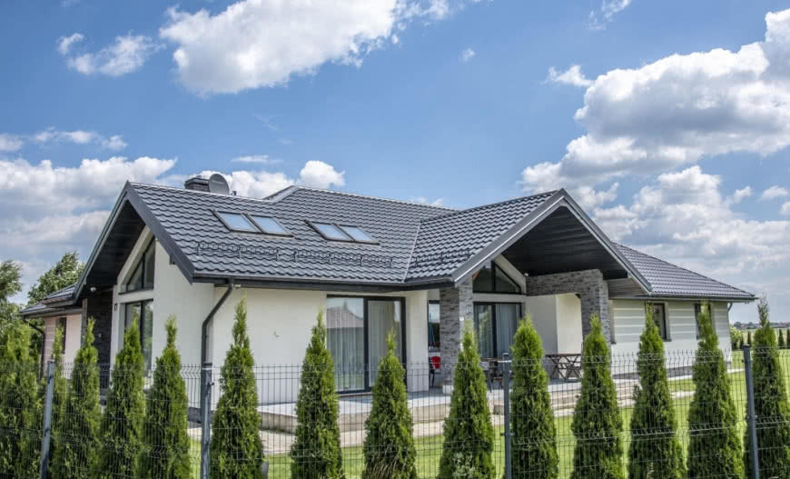 Blachodachówka cięta na wymiar czy modułowa?