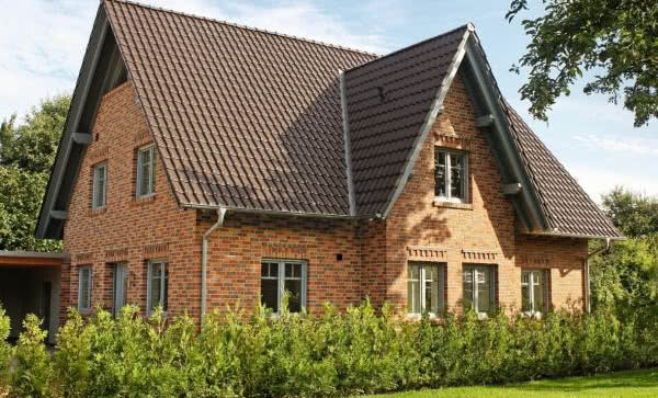 Brązowa kolorystyka pokryć dachowych