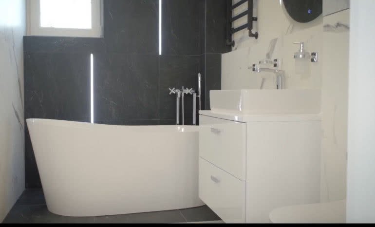 Jak zamontować elektroniczną baterię umywalkową?