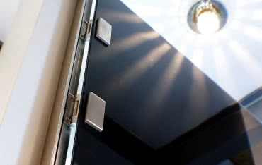 Jak dobrać zawiasy do szklanych drzwi?