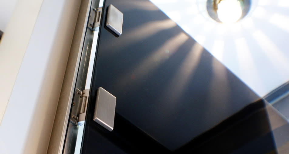 Jak dobrać zawiasy do szklanych drzwi?