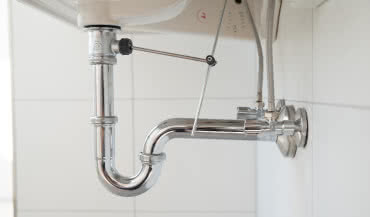 Koniec z zatkanym zlewem: dlaczego warto wybrać syfon rurowy?