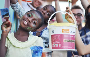 Afrykański ośrodek pomocy dzieciom pomalowany farbami Termo Organiki