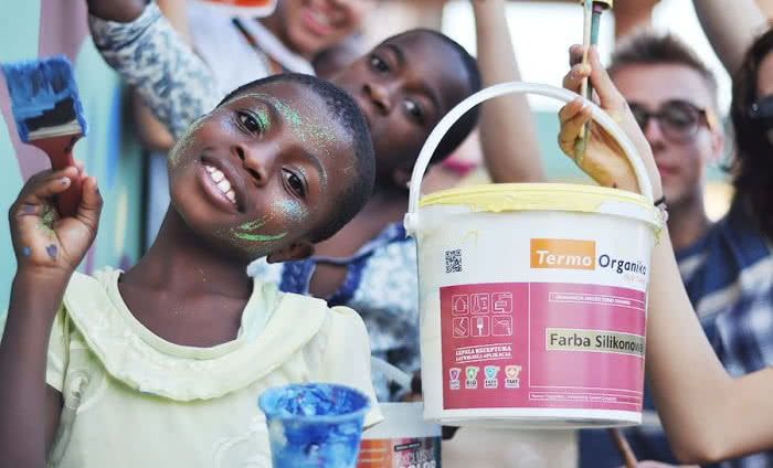Afrykański ośrodek pomocy dzieciom pomalowany farbami Termo Organiki