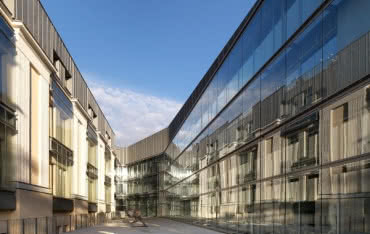 Gmach Akademii Sztuk Pięknych w Warszawie z szybami Pilkington