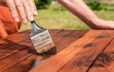 Czym malować drewno - lakierobejcą czy emalią akrylową?