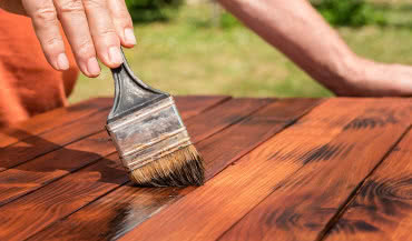 Czym malować drewno - lakierobejcą czy emalią akrylową?