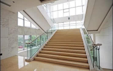 Ponadczasowe schody z marmuru Brecia Sarda