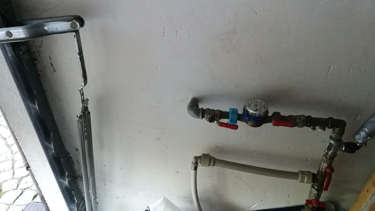 Instalacja wodna z licznikiem ulokowana w nieogrzewanym garażu, tuż przy bramie