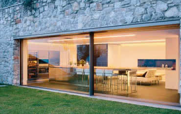 Panoramiczne drzwi przesuwne Schüco ASS 77 PD.HI w zabytkowym domu we Włoszech