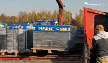 Płyty betonowe wielkogabarytowe na podjazd, chodnik i taras. Jak się układa, jakie mają cechy?