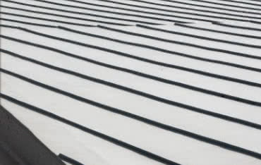 "Dachy. Podstawy projektowania i wykonawstwa". Nowa publikacja dla dekarzy