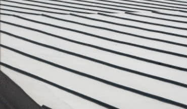 "Dachy. Podstawy projektowania i wykonawstwa". Nowa publikacja dla dekarzy