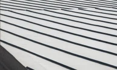 "Dachy. Podstawy projektowania i wykonawstwa". Nowa publikacja dla dekarzy