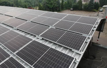 Montaż paneli a wytrzymałość dachów