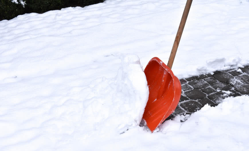 Kto ma obowiązek odśnieżać dach i chodnik?