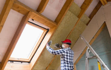 Izolacja dachu skośnego: jak uniknąć wilgoci i mostków termicznych?