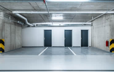 Drzwi techniczne – jakie wybrać do kotłowni, piwnicy i warsztatu?