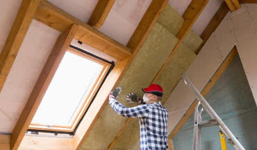 Izolacja dachu skośnego: jak uniknąć wilgoci i mostków termicznych?