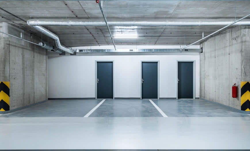 Drzwi techniczne – jakie wybrać do kotłowni, piwnicy i warsztatu?