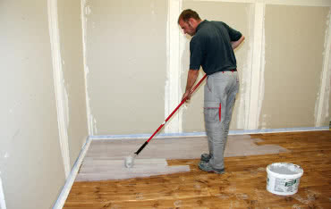 Płytki ceramiczne na drewnianym podłożu - krok po kroku