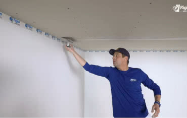 Osłonięcie stropu sufitem podwieszanym