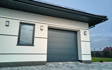 Ile kosztuje montaż bramy garażowej? Poznaj czynniki wpływające na cenę