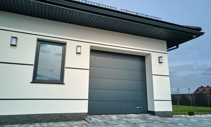 Ile kosztuje montaż bramy garażowej? Poznaj czynniki wpływające na cenę