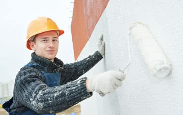 Jak skutecznie malować tynk typu baranek na elewacji?