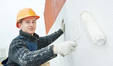 Jak skutecznie malować tynk typu baranek na elewacji?
