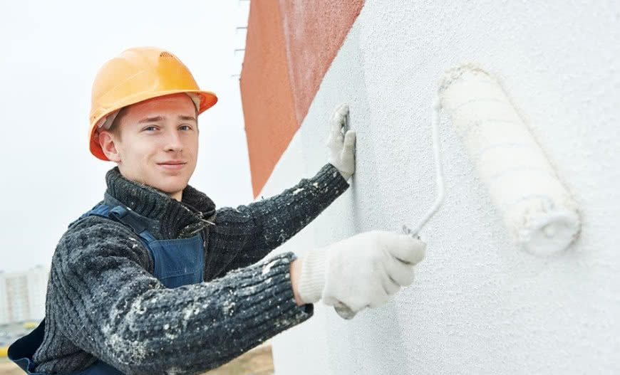 Jak skutecznie malować tynk typu baranek na elewacji?
