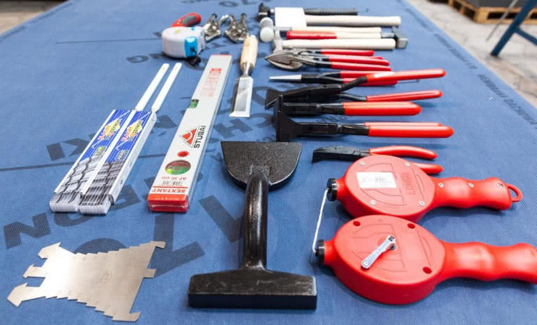 Specjalistyczne narzędzia dekarskie do obróbki blach