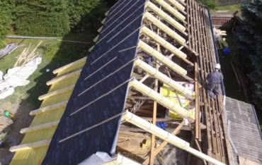 Wełna mineralna. Jak działa w izolacji dachów płaskich i skośnych?