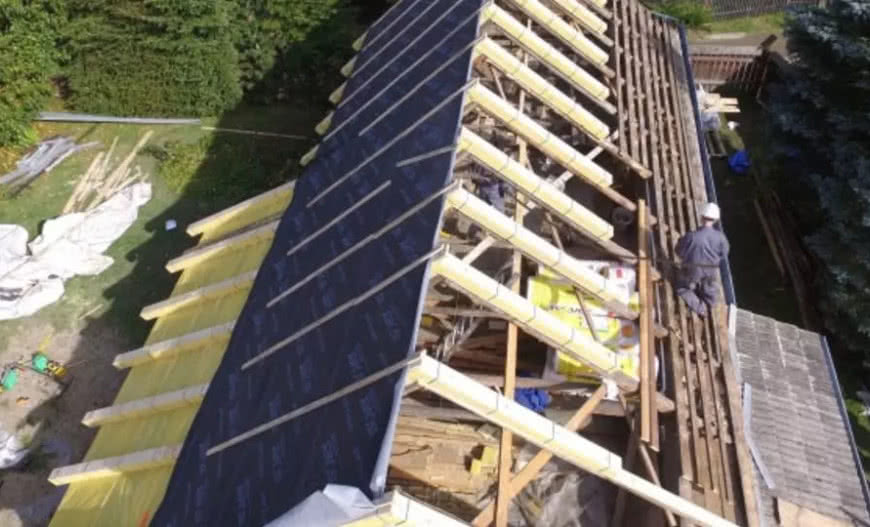 Wełna mineralna. Jak działa w izolacji dachów płaskich i skośnych?